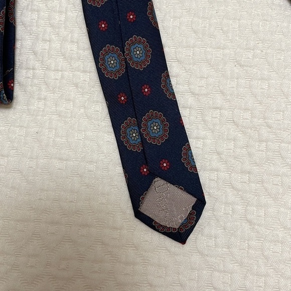Christian Dior Navy Classic Medallion 100% Silk Tie—Great Looking! Excellent EUC - Picture 8 of 10